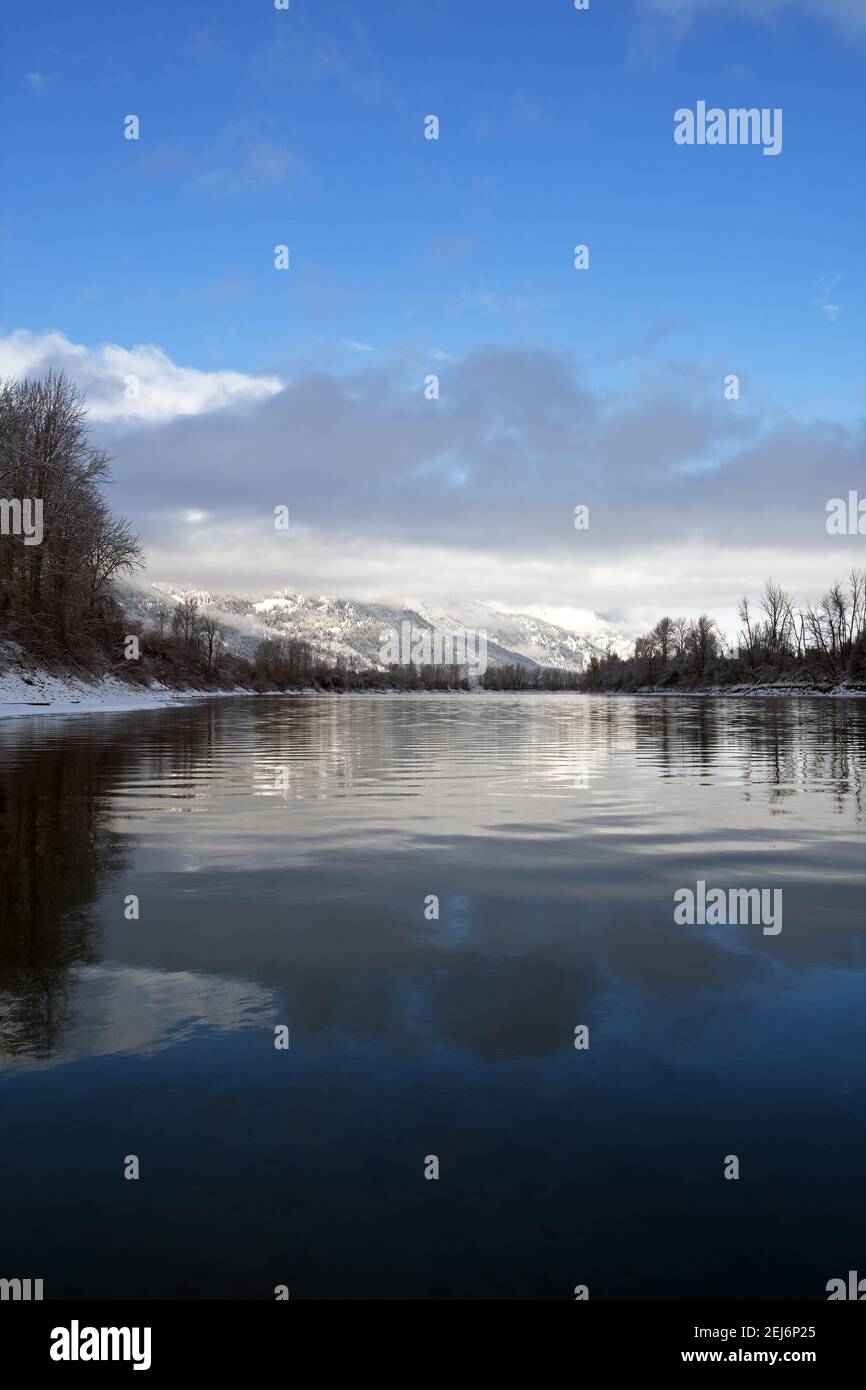 Kootenai River und die Selkirk Mountains bei Sonnenaufgang nach einem Winterschneesturm. Bonners Ferry, North Idaho. (Foto von Randy Beacham) Stockfoto