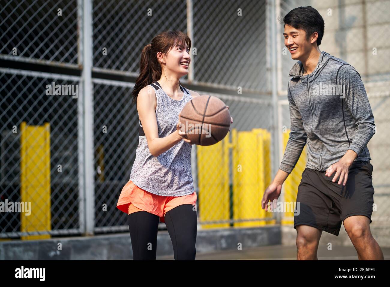 Junge asiatische paar Freund Freundin spielen Basketball für Spaß auf Platz im Freien Stockfoto