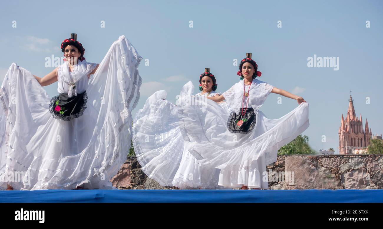 Mädchen in traditionellen mexikanischen Kostümen tanzen in San Miguel de Allende, Guanajuato, Mexiko Stockfoto