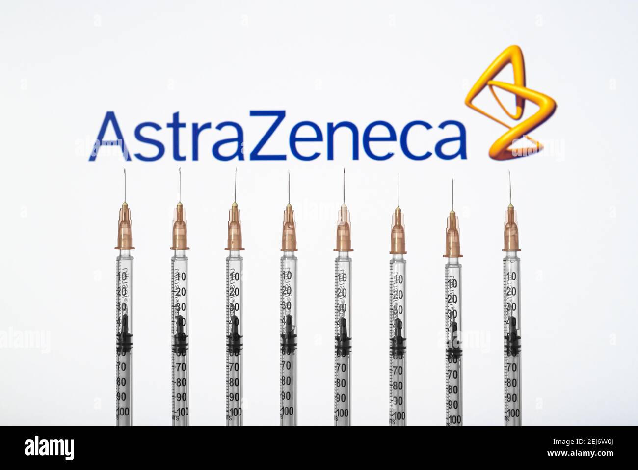 Izmir, Türkei - Februar 21 2021: Coronavirus-Impfstoff-Konzept und Hintergrund. Impfstoffspritzen von AstraZeneca auf weißem Hintergrund isoliert. Covid-19, 201 Stockfoto