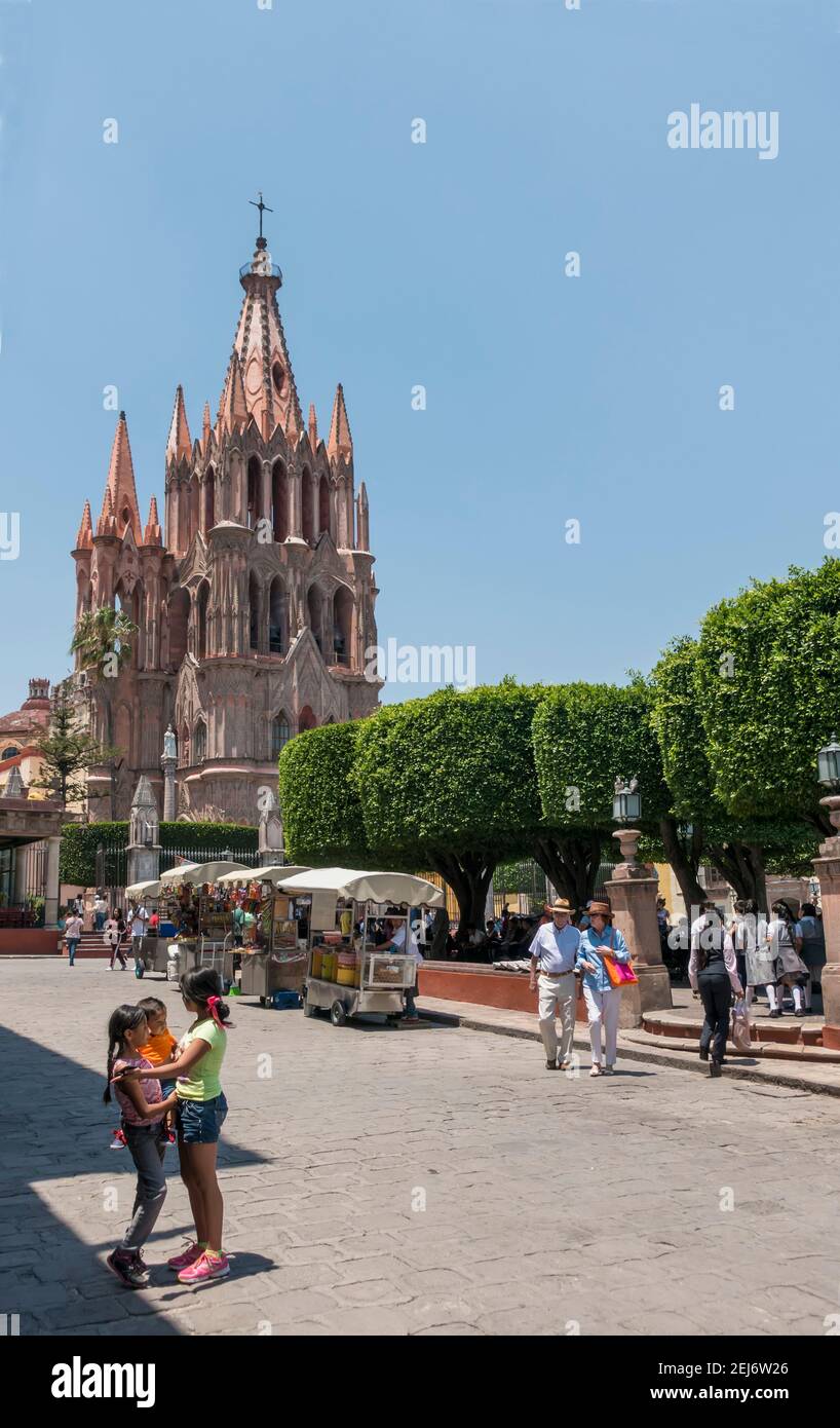 Menschen auf dem zentralen platz vor der Kirche La Parroquia in San Miguel de Allende, Guanajuato, Mexiko mit Kopierraum Stockfoto