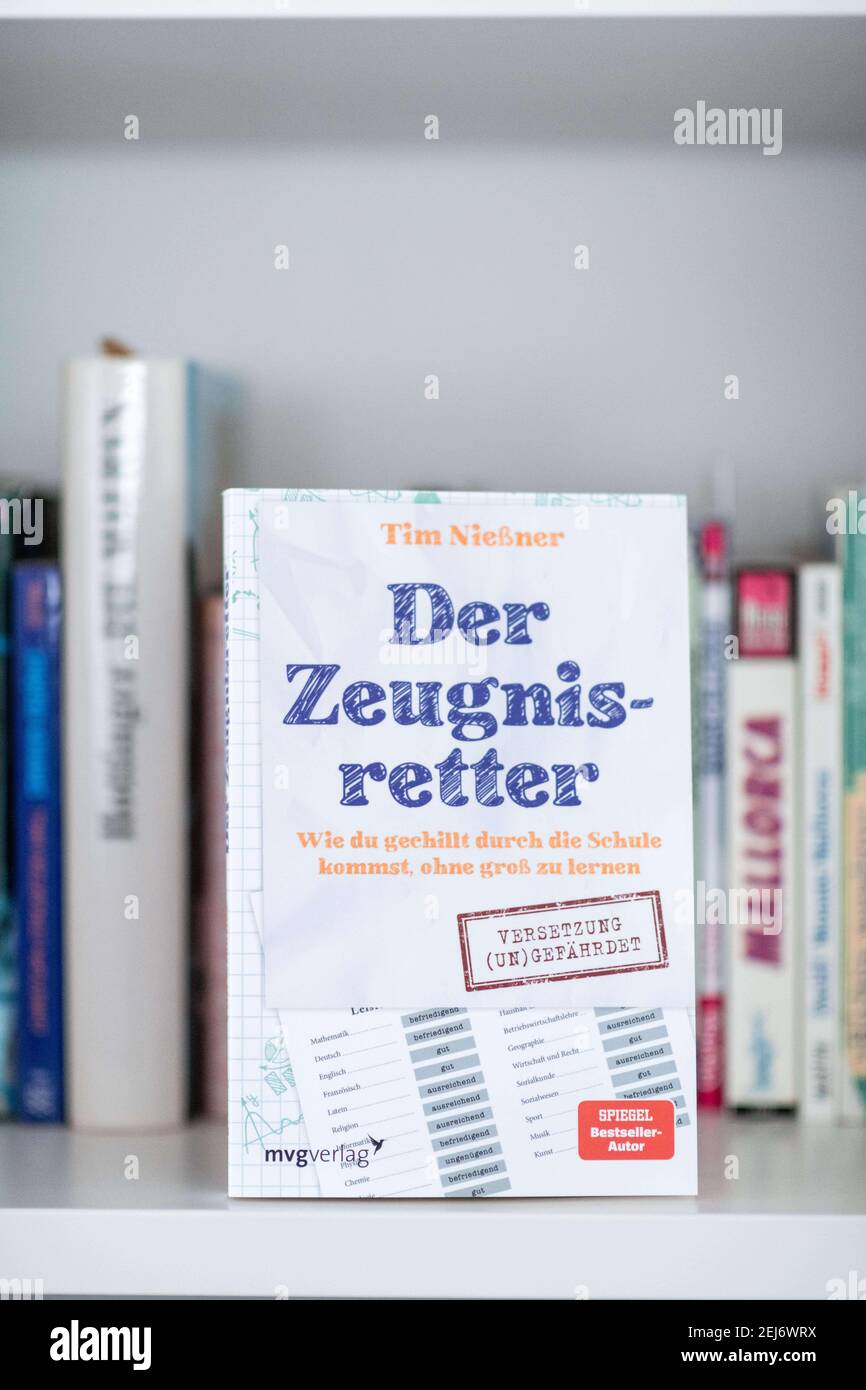 Düsseldorf, Deutschland. Februar 2021, 19th. Das Buch 'der Zeugnisretter'  steht auf einem Regal. Nach dem Erfolg mit "die geheimen Tricks der  1,0er-Schüler" (die geheimen Tricks der 1,0 Schüler) hat Nießner nun eine