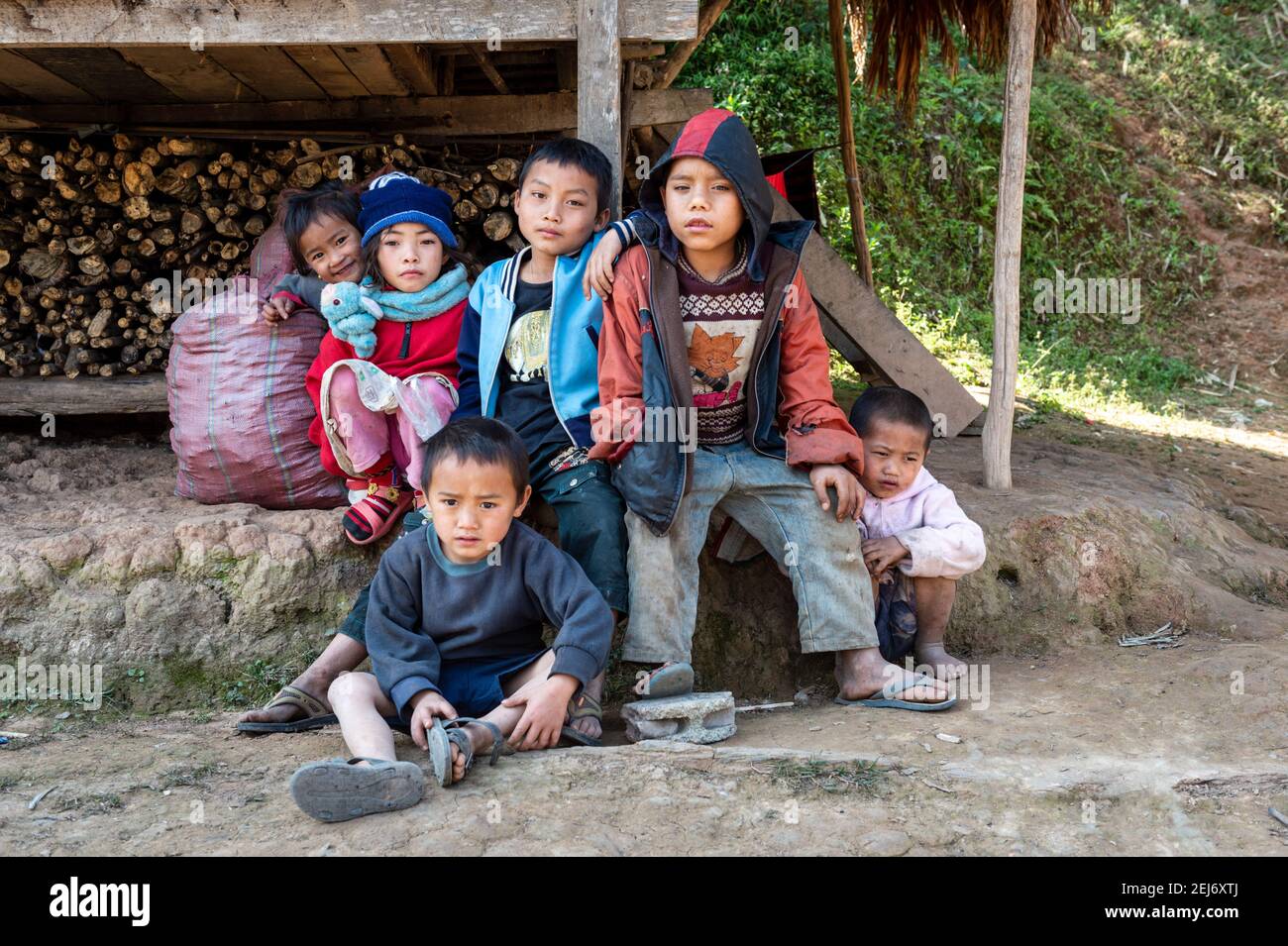 Gruppenportrait von Kindern in einem Dorf im ländlichen Norden von Laos. Stockfoto