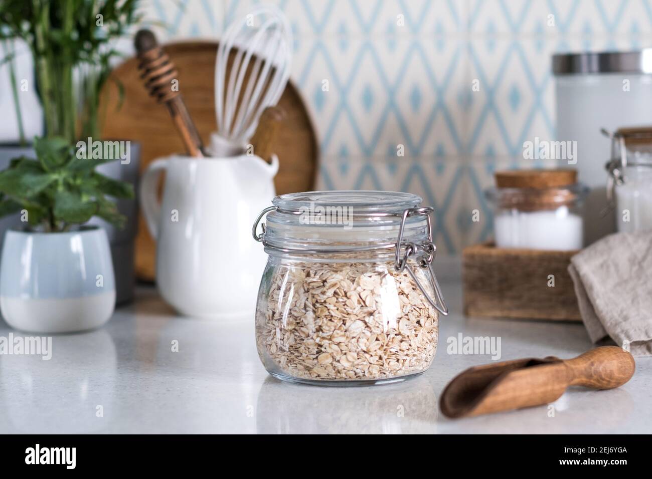 Lagerung von Großprodukten und Getreide in Glasgefäßen. Konzept Zero Waste. Stockfoto