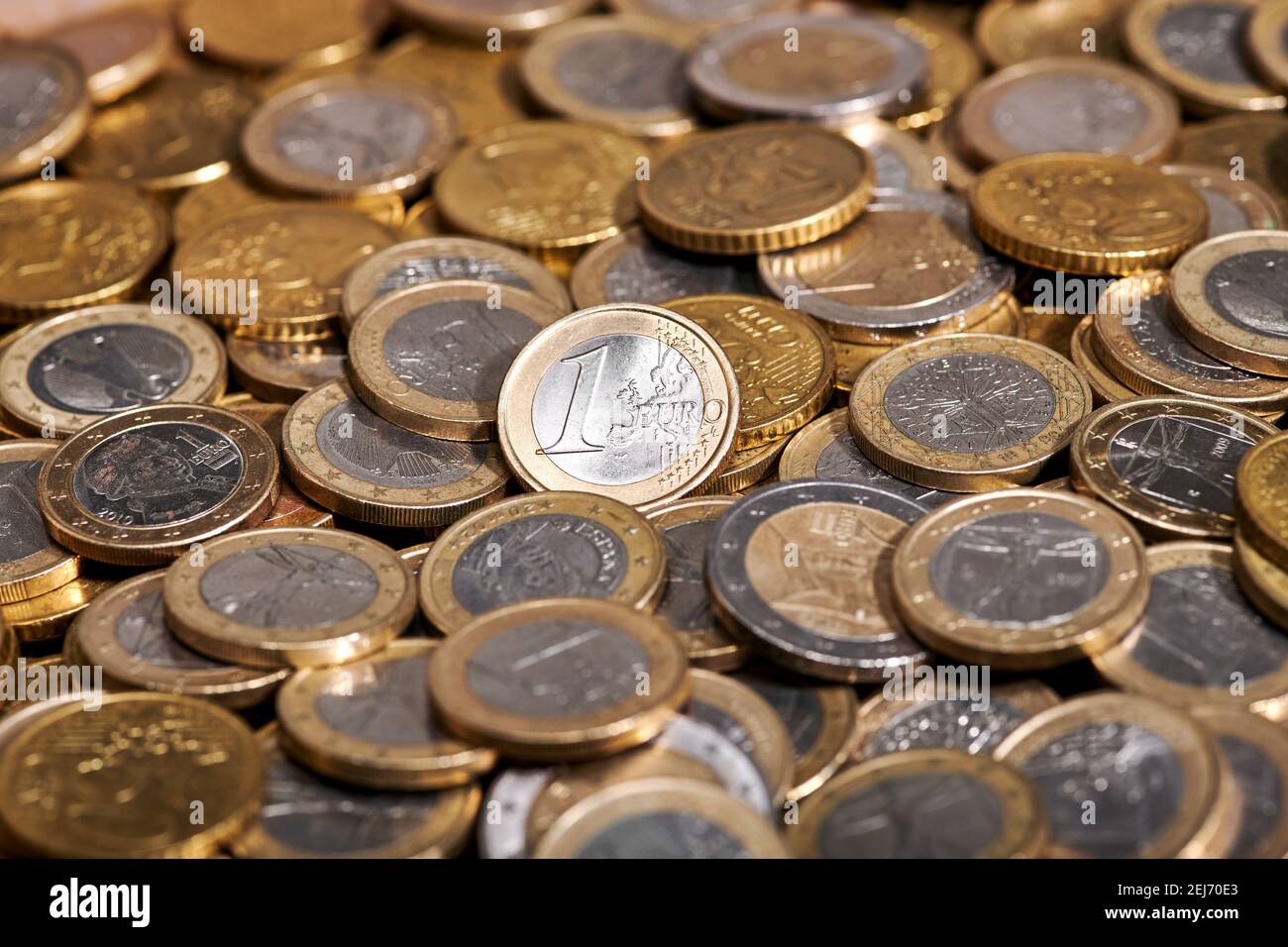 Vollformat Hintergrund von 1 Euro-Münze auf Stapel platziert Von glänzenden Münzen Stockfoto