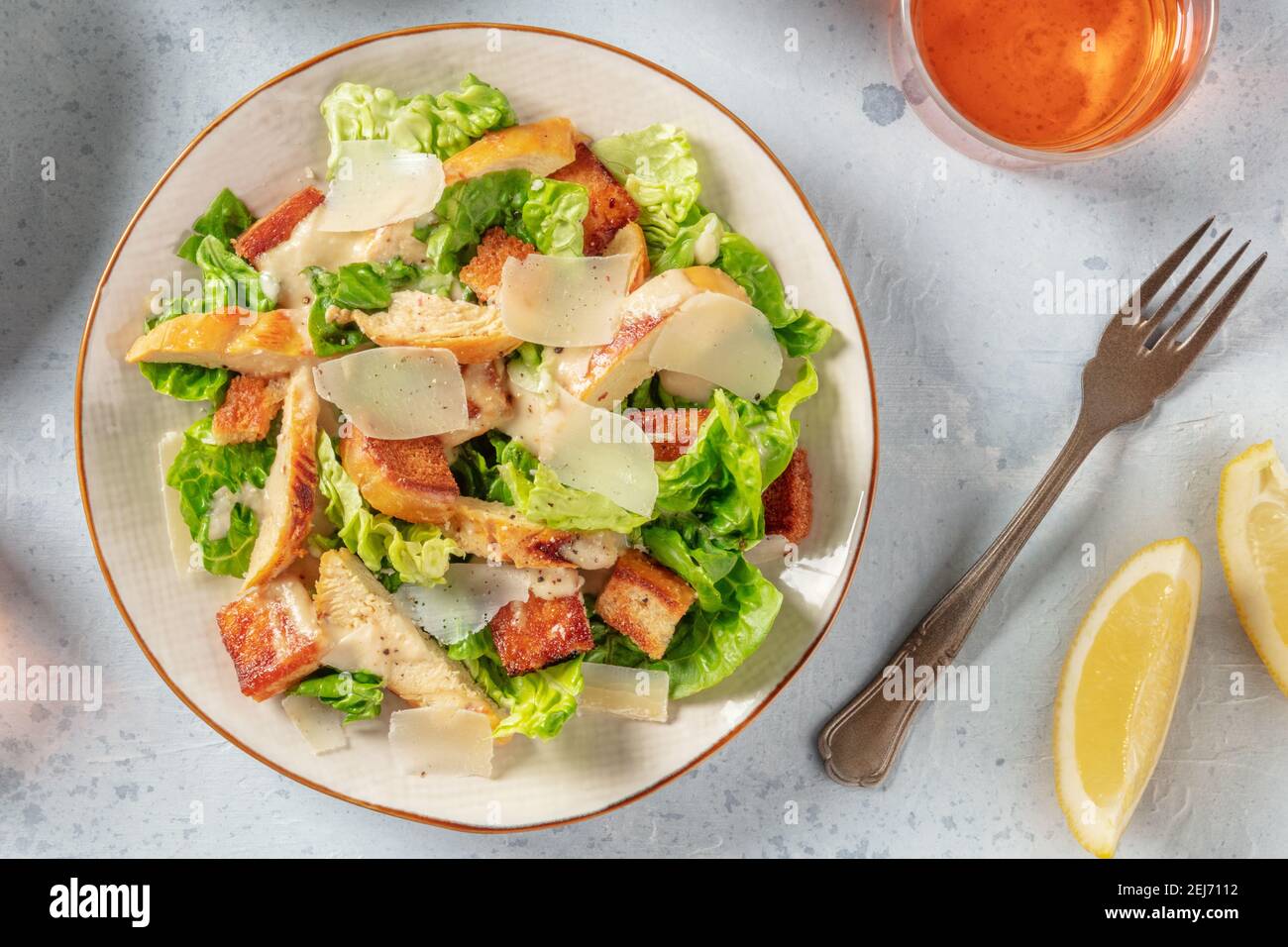 Caesar Salat, Top flach Lay Shot mit Wein und Zitronen Stockfoto