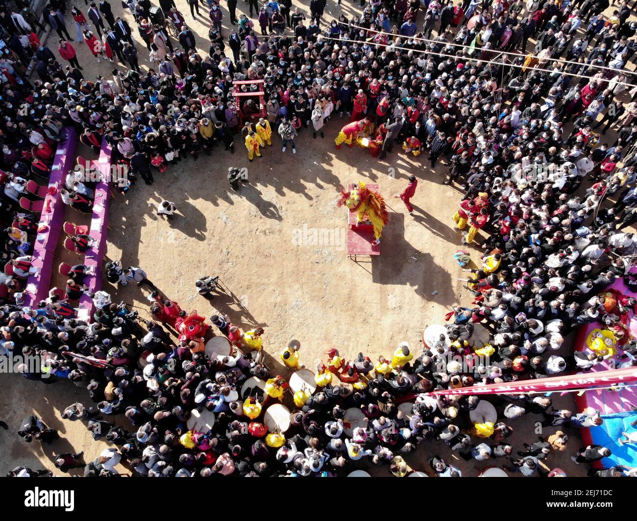 Zhengzhou, China. Februar 2021, 20th. Die Menschen tanzen den traditionellen Löwentanz in der Luft in Zhengzhou, Henan, China am 20th. Februar 2021.(Foto: TPG/cnsphotos) Quelle: TopFoto/Alamy Live News Stockfoto