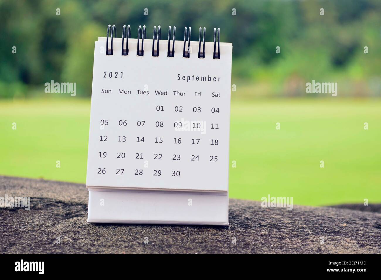September 2021 weißer Kalender mit grün verschwommenem Hintergrund Stockfoto