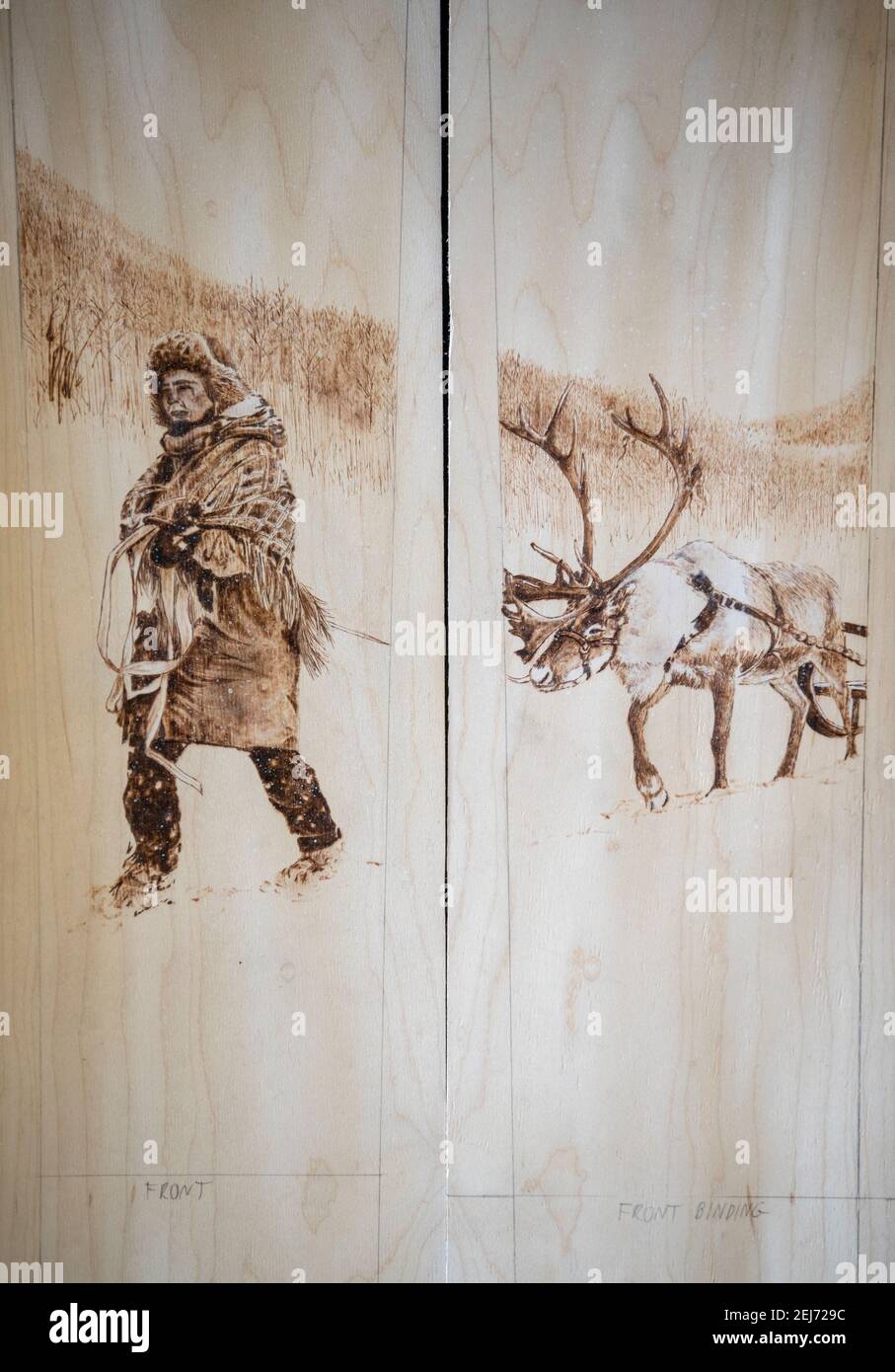 Designdetails auf Holz, das von Jamie Kunka, Eigentümer und Gründer von Lonely Mountain Skis, in seiner Werkstatt in Birnam, Perthshire, zu individuellen Skiern gemacht werden soll. Schottlands Bergskigebiete haben einige der besten Winterbedingungen seit Jahren, während sie wegen der Covid-19-Pandemie geschlossen bleiben müssen. Bilddatum: Donnerstag, 18. Februar 2021. Stockfoto