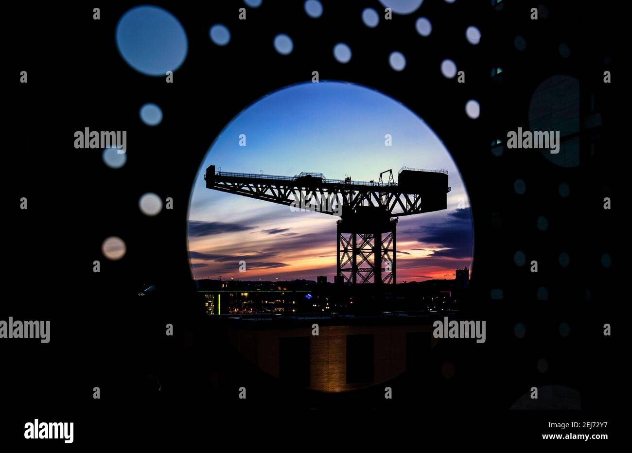 Sonnenuntergang hinter dem Finnieston Crane, einem von vier verbliebenen Auslegerkranen entlang des Flusses Clyde in Glasgow. Bilddatum: Sonntag, 21. Februar 2021. Stockfoto