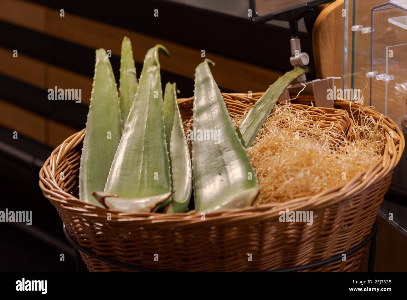 Ausgepackte Aloe Vera Bltter im Korb auf dem Display in Bio Supermarkt  Stockfotografie - Alamy