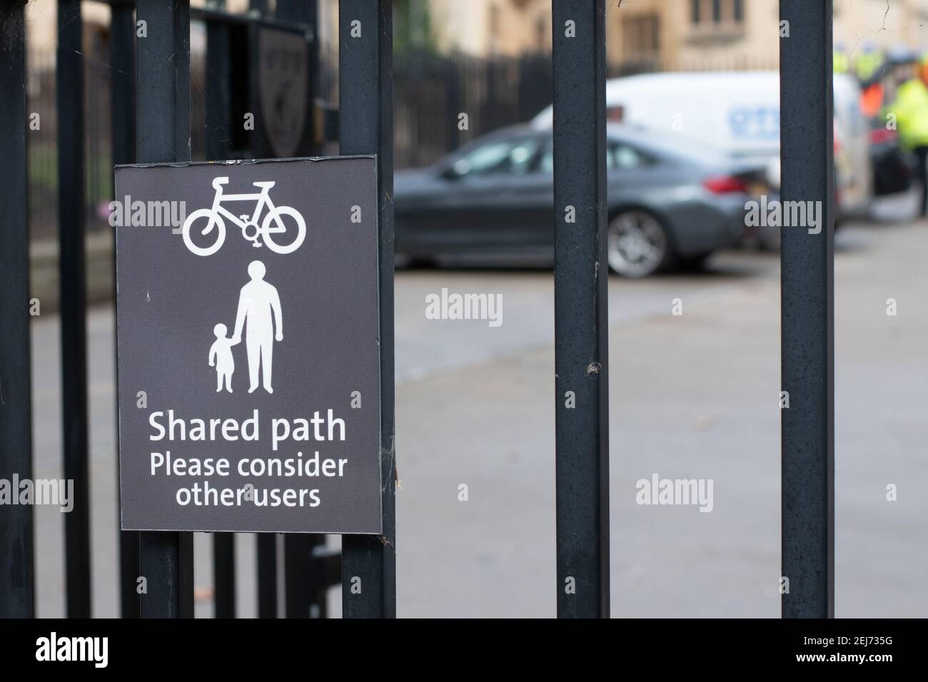 Schild mit Hinweis auf einen gemeinsamen Weg für Fußgänger und Radfahrer Stockfoto