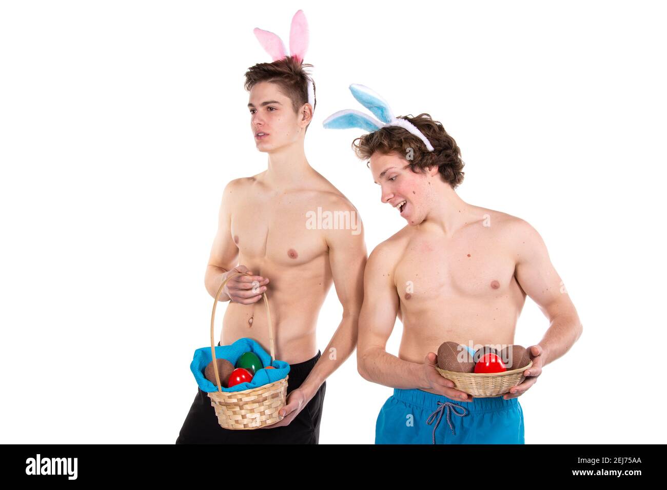 Feiertage und Wochenenden. Junges attraktives Paar zu Ostern in Hasen-Kostümen. Weißer Hintergrund. Stockfoto