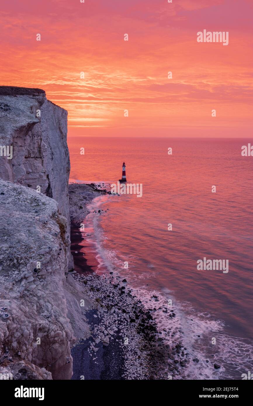 Brillanter farbenprächtiger Sonnenaufgang von der Klippe am Beachy Head Ost-Sussex Süd-Ost-England Stockfoto