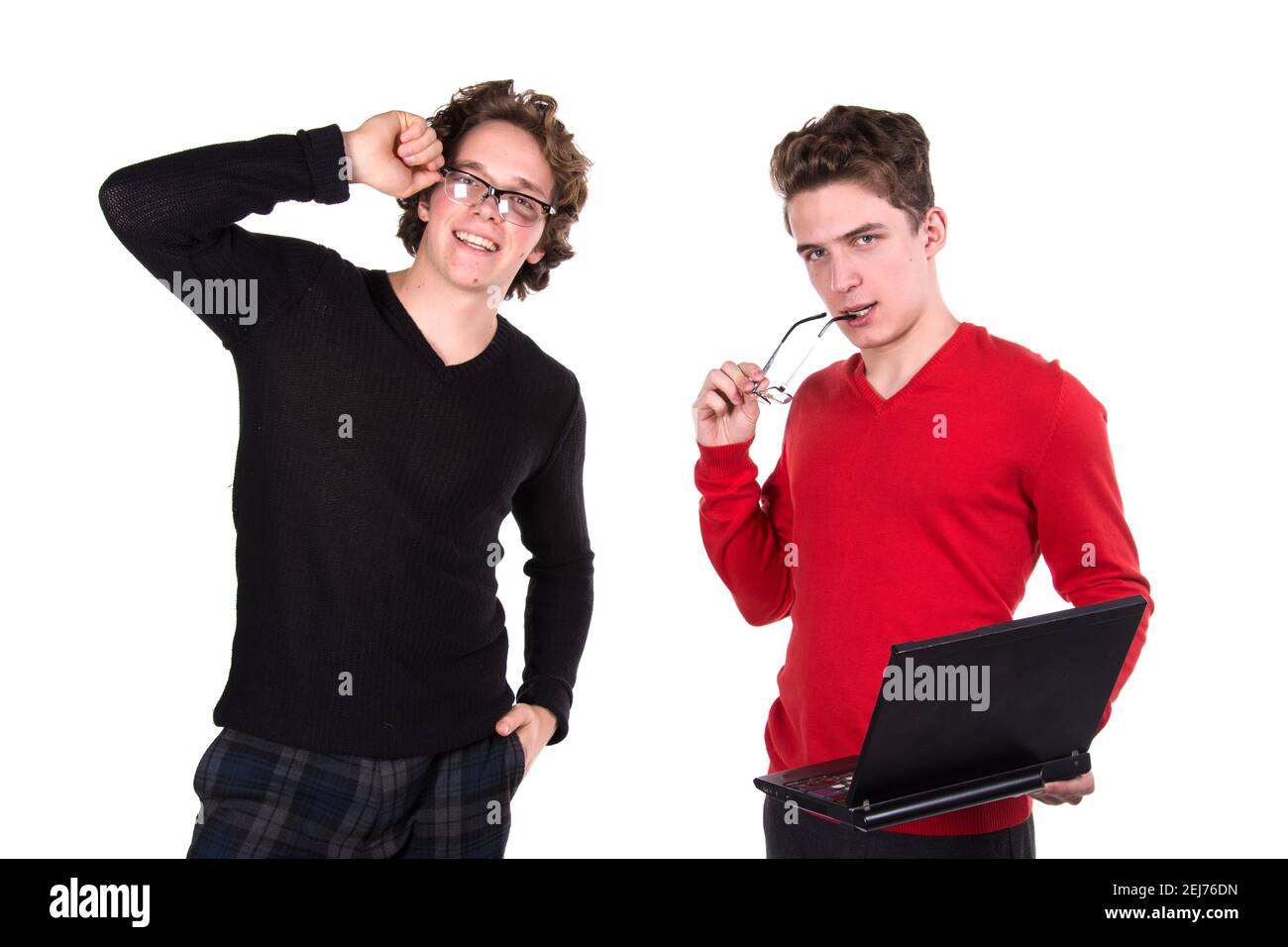 Studieren und Arbeiten. Zwei junge attraktive Studenten mit Laptops. Stockfoto