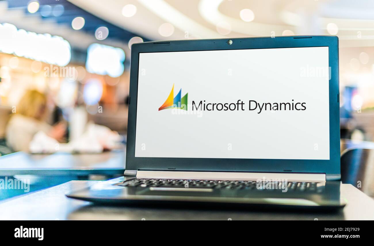 POZNAN, POL - 25. JULI 2020: Laptop-Computer mit Logo von Microsoft Dynamics, einer Linie von Enterprise Resource Planning (ERP) und Kundenbeziehungen Stockfoto