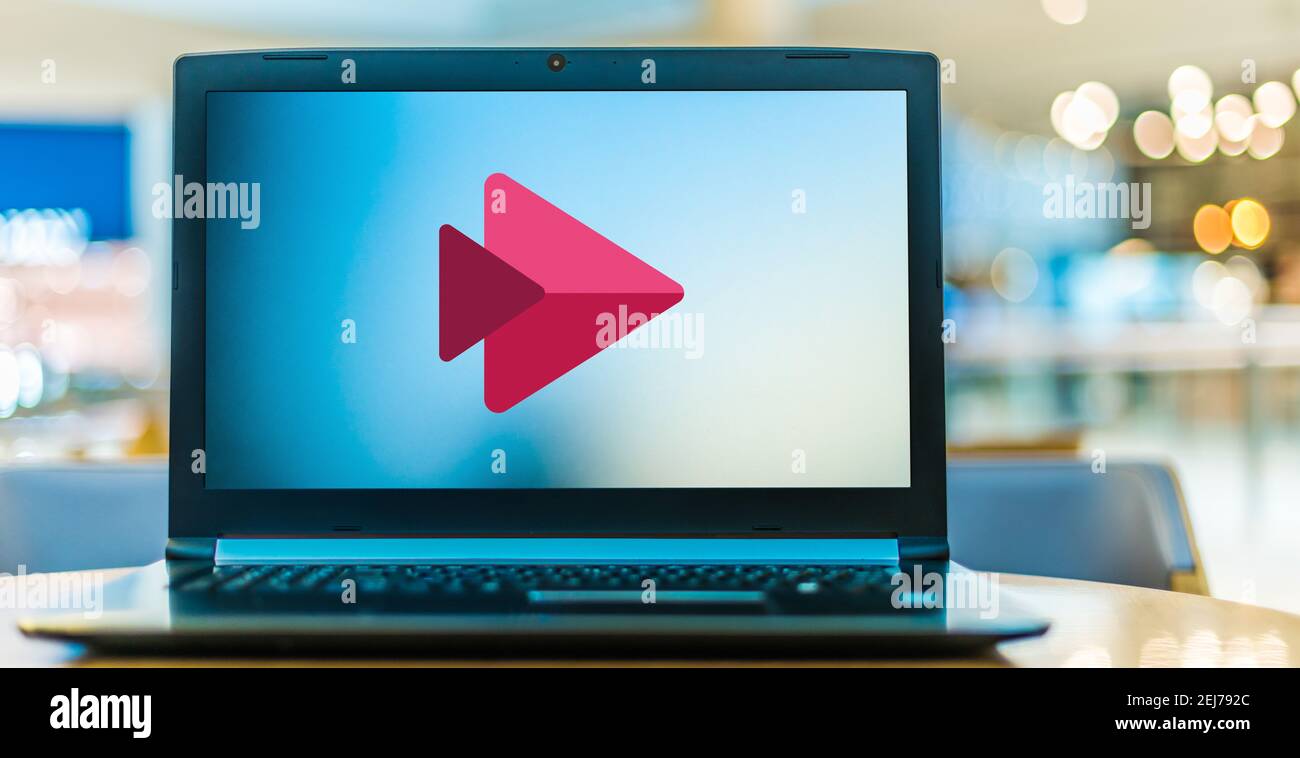 POZNAN, POL - 25. JULI 2020: Laptop-Computer mit Logo von Microsoft Stream, einem Video-Sharing-Dienst für Unternehmen Stockfoto