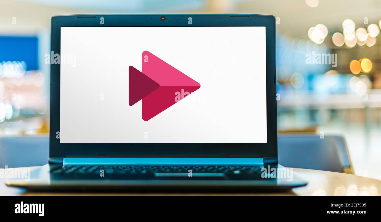 POZNAN, POL - 25. JULI 2020: Laptop-Computer mit Logo von Microsoft Stream, einem Video-Sharing-Dienst für Unternehmen Stockfoto
