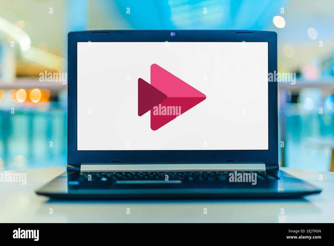 POZNAN, POL - 25. JULI 2020: Laptop-Computer mit Logo von Microsoft Stream, einem Video-Sharing-Dienst für Unternehmen Stockfoto