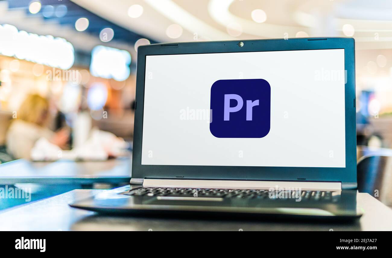 POZNAN, POL - 8. AUG 2020: Laptop-Computer mit Logo von Adobe Premiere Pro, einer Timeline-basierten Videobearbeitungssoftware, die von ADO entwickelt wurde Stockfoto