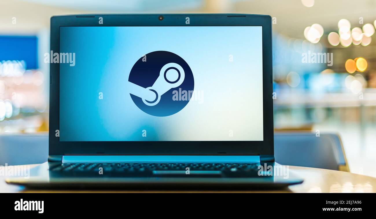 POZNAN, POL - AUG 8, 2020: Laptop-Computer mit Logo von Steam, einem digitalen Videospiel-Distributionsdienst von Valve Stockfoto