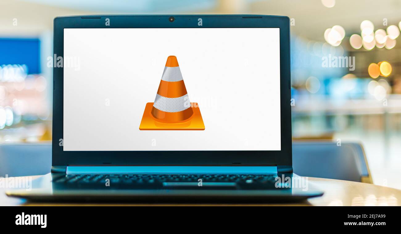 POZNAN, POL - 8. AUG 2020: Laptop-Computer mit Logo des VLC Media Player, einer plattformübergreifenden Media Player-Software und Streaming Media Server deve Stockfoto