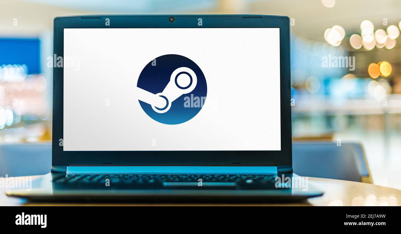 POZNAN, POL - AUG 8, 2020: Laptop-Computer mit Logo von Steam, einem digitalen Videospiel-Distributionsdienst von Valve Stockfoto
