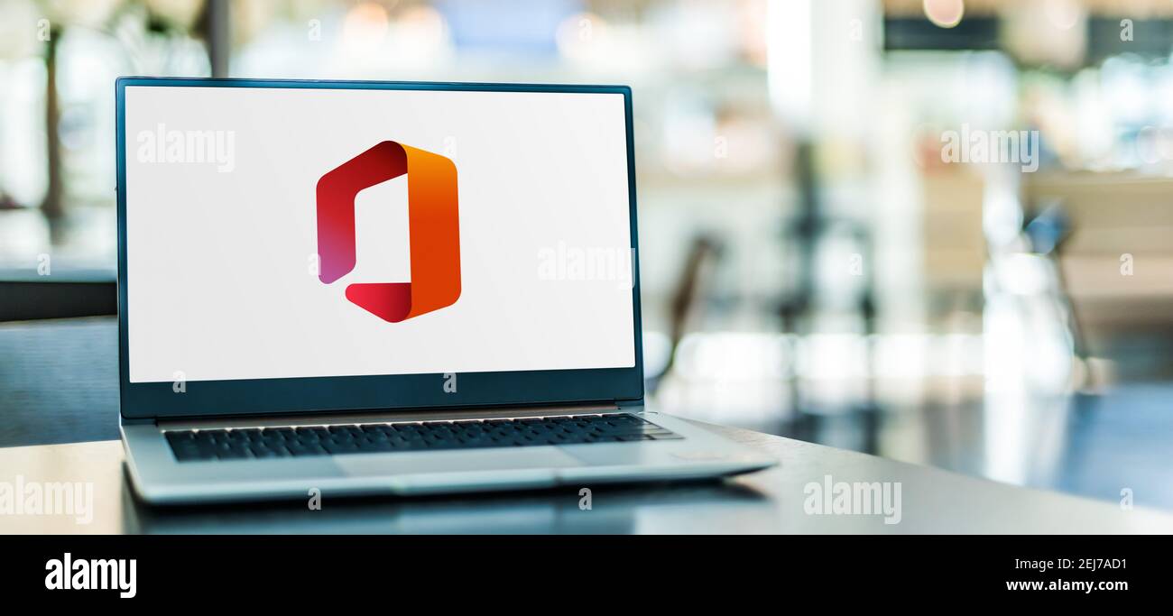 POZNAN, POL - SEP 23, 2020: Laptop-Computer mit Logo von Microsoft Office, eine Familie von Client-Software, Server-Software und Dienste entwickelt Stockfoto