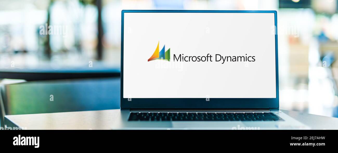 POZNAN, POL - SEP 23, 2020: Laptop-Computer mit Logo von Microsoft Dynamics, einer Linie von Enterprise Resource Planning (ERP) und Kundenbeziehungen Stockfoto