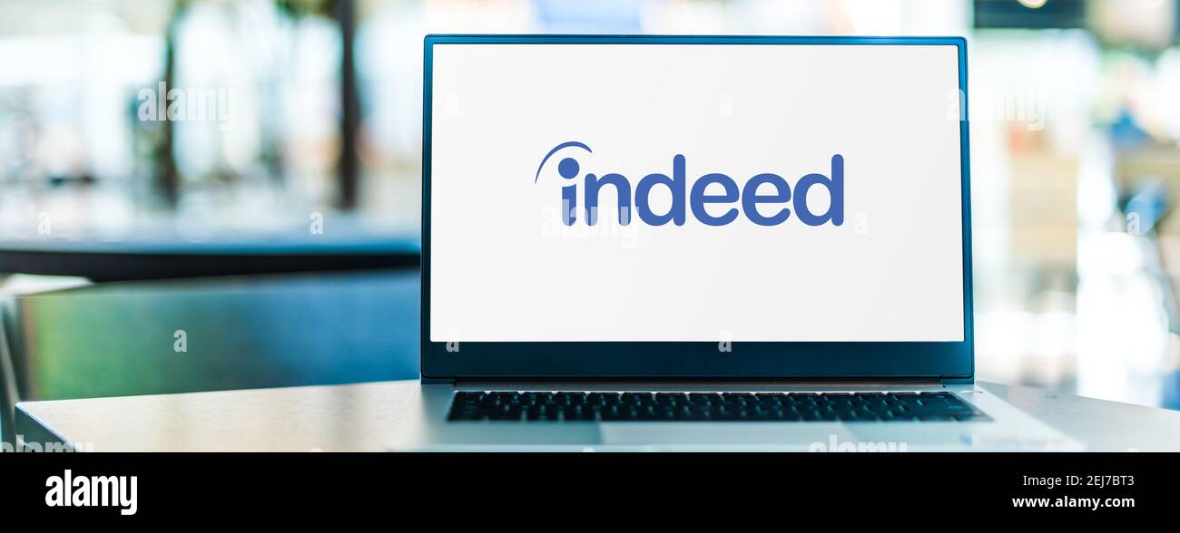 POZNAN, POL - SEP 23, 2020: Laptop-Computer mit Logo von Indeed, einer amerikanischen weltweiten Suchmaschine für Stellenangebote Stockfoto