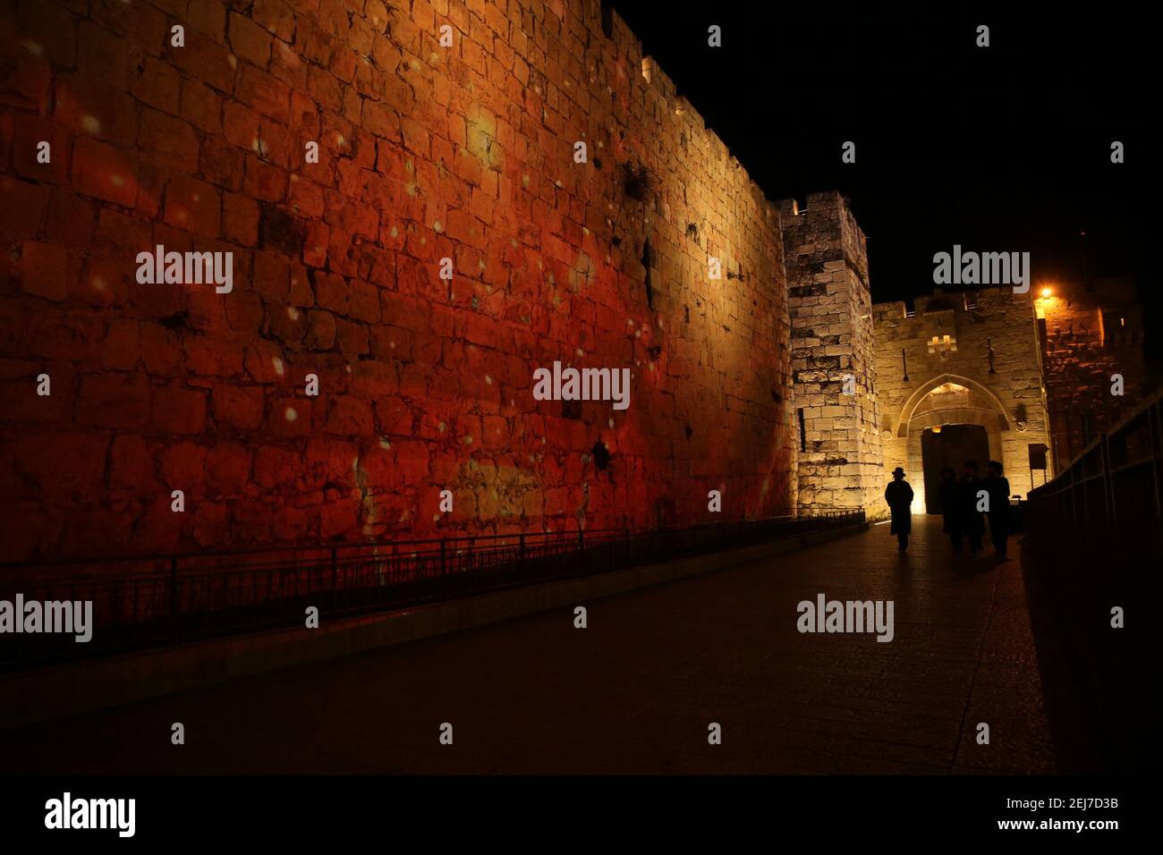 Jerusalem. Februar 2021, 21st. Am 21. Februar 2021 wird über der Mauer der Jerusalemer Altstadt eine Lichtshow im Rahmen der „Follow the Lights“-Veranstaltung ausgestellt, die von Jerusalems Stadtverwaltung inmitten der COVID-19-Pandemie gestartet wurde. Kredit: Muammar Awad/Xinhua/Alamy Live Nachrichten Stockfoto