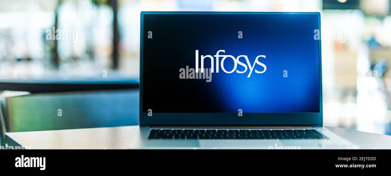 POZNAN, POL - SEP 23, 2020: Laptop-Computer mit Logo von Infosys, einem indischen multinationalen Konzern, der Unternehmensberatung, informa Stockfoto