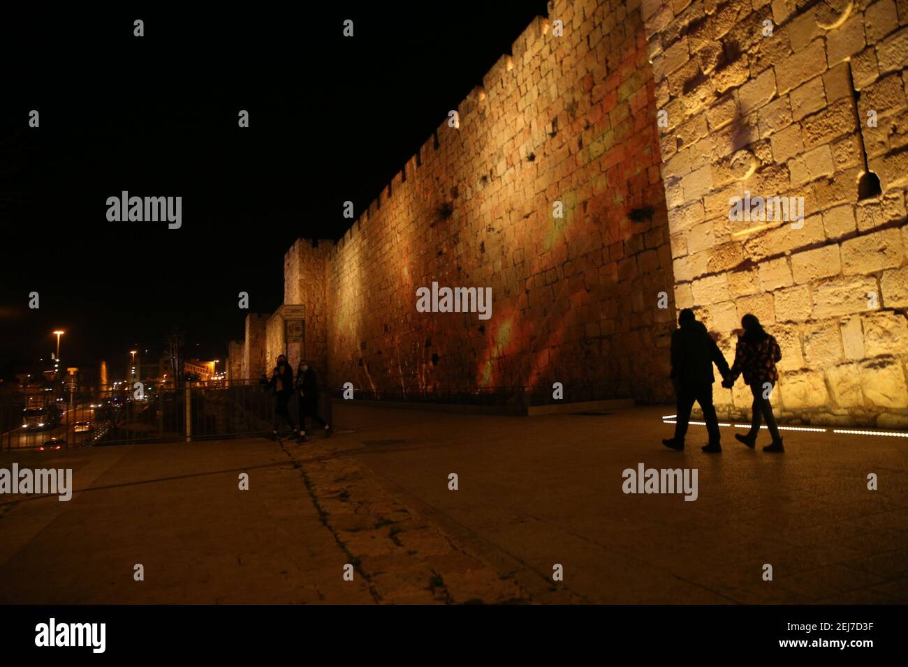 Jerusalem. Februar 2021, 21st. Am 21. Februar 2021 wird über der Mauer der Jerusalemer Altstadt eine Lichtshow im Rahmen der „Follow the Lights“-Veranstaltung ausgestellt, die von Jerusalems Stadtverwaltung inmitten der COVID-19-Pandemie gestartet wurde. Kredit: Muammar Awad/Xinhua/Alamy Live Nachrichten Stockfoto