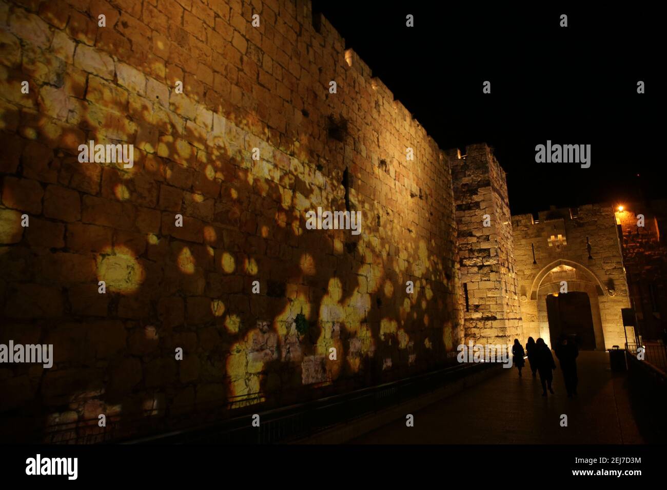 Jerusalem. Februar 2021, 21st. Am 21. Februar 2021 wird über der Mauer der Jerusalemer Altstadt eine Lichtshow im Rahmen der „Follow the Lights“-Veranstaltung ausgestellt, die von Jerusalems Stadtverwaltung inmitten der COVID-19-Pandemie gestartet wurde. Kredit: Muammar Awad/Xinhua/Alamy Live Nachrichten Stockfoto