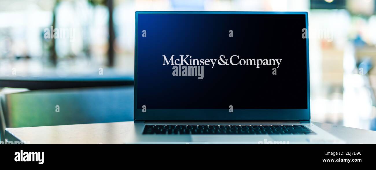 POZNAN, POL - SEP 23, 2020: Laptop-Computer mit Logo von McKinsey & Company, einem in den USA ansässigen Unternehmensberatungsunternehmen Stockfoto