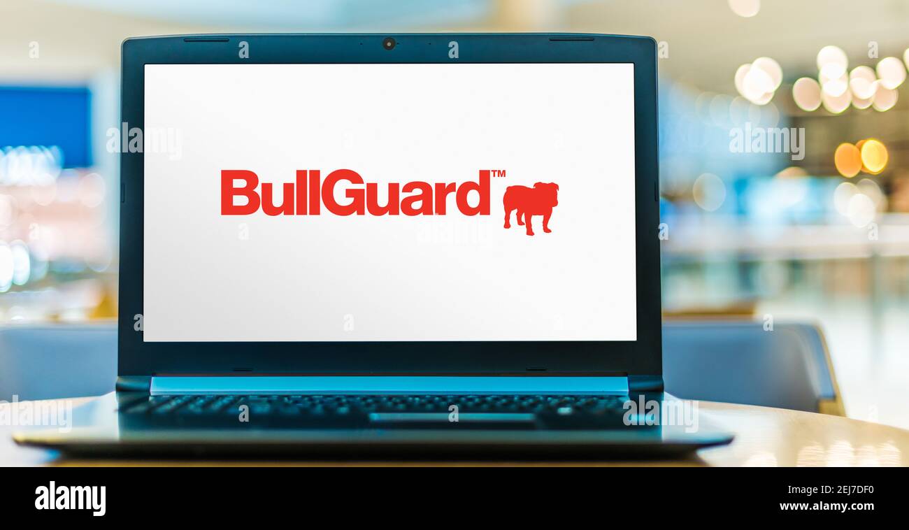 POZNAN, POL - SEP 23, 2020: Laptop-Computer mit Logo der BullGuard BullGuard Internet Security Software Stockfoto