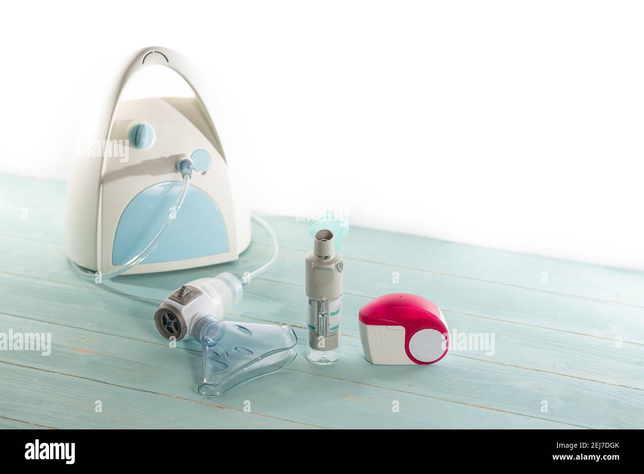 Set von Asthma Inhalator und Aerosol-Maschine mit Inhalator Maske, Konzept  Asthma und Behandlung auf grünem Hintergrund, kopieren Raum Stockfotografie  - Alamy