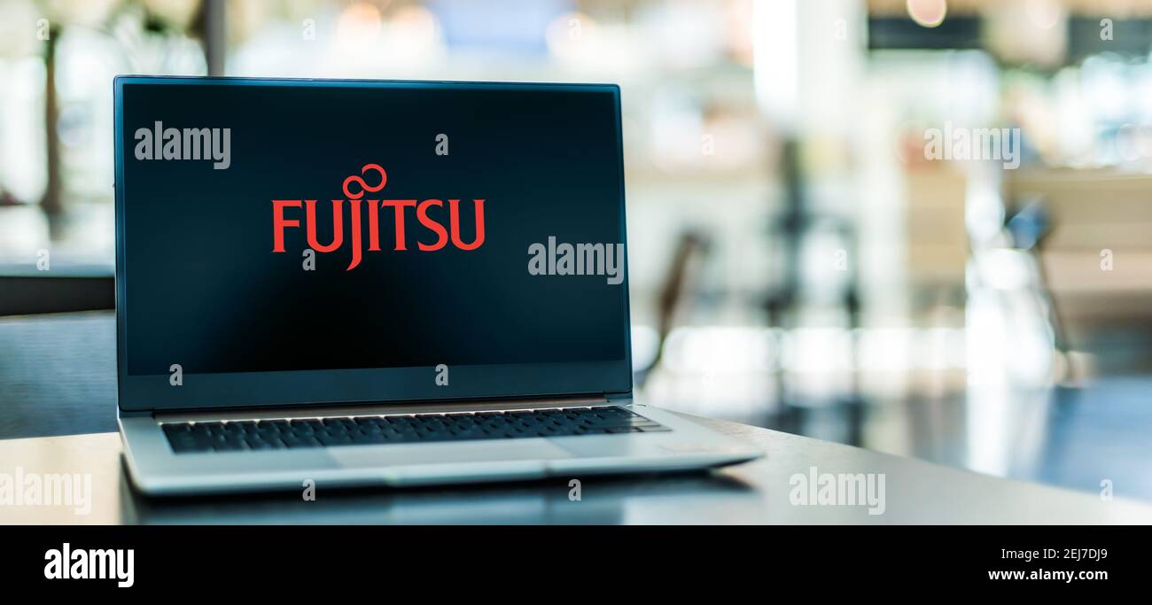 POZNAN, POL - SEP 23, 2020: Laptop-Computer mit Logo von Fujitsu, einem japanischen multinationalen Unternehmen für IT-Ausrüstung und -Dienstleistungen Stockfoto