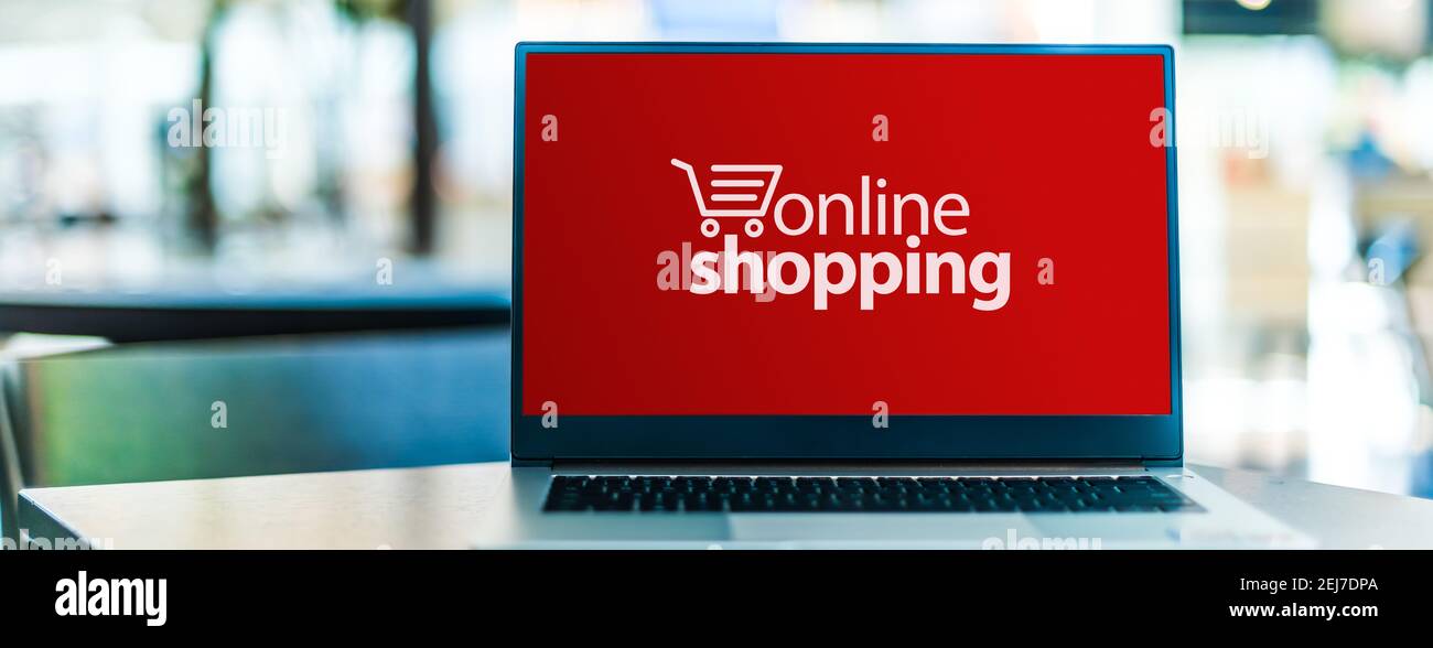 Laptop-Computer mit Online-Shopping-Logo. E-Commerce Stockfoto