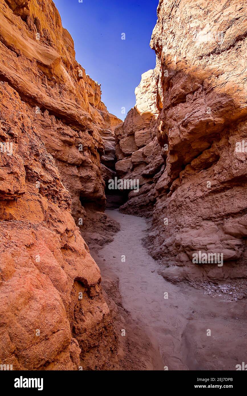 Vertikale Aufnahme des engen Slot Canyon in Anza-Borrego Desert State Parken Stockfoto