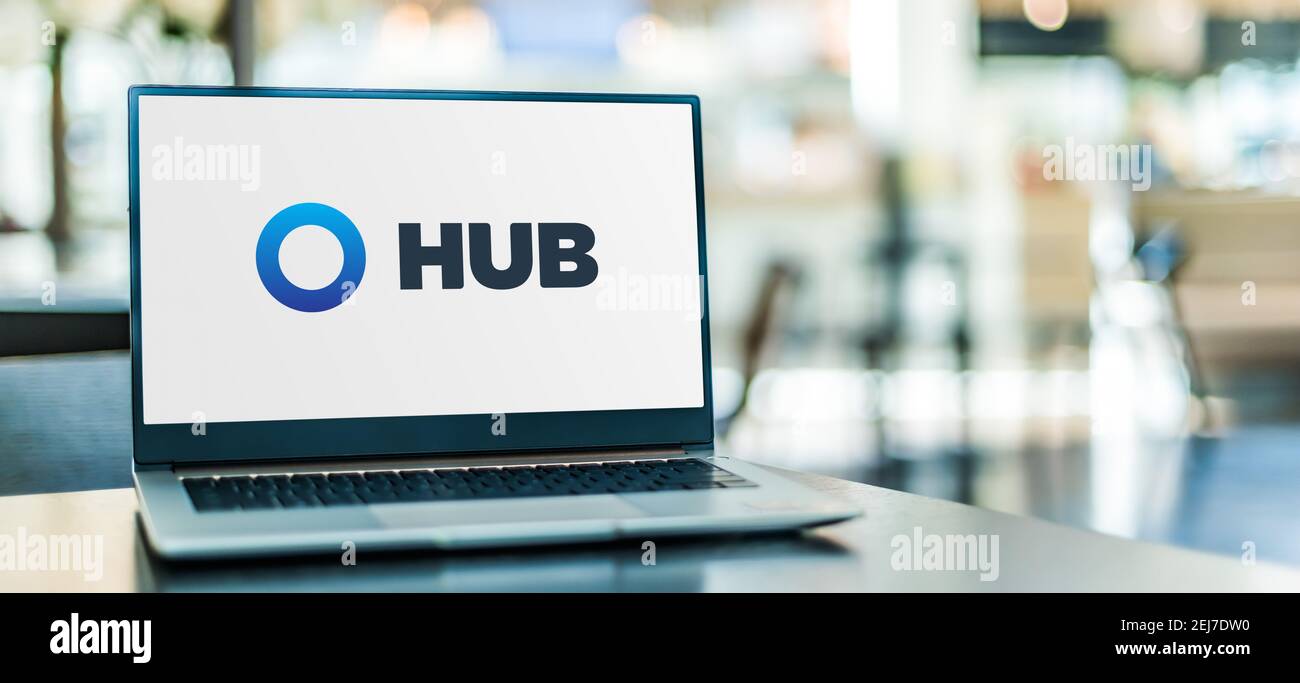 POSEN, POL - SEP 23, 2020: Laptop-Computer mit Logo von HUB International, einem Versicherungsmakler Stockfoto