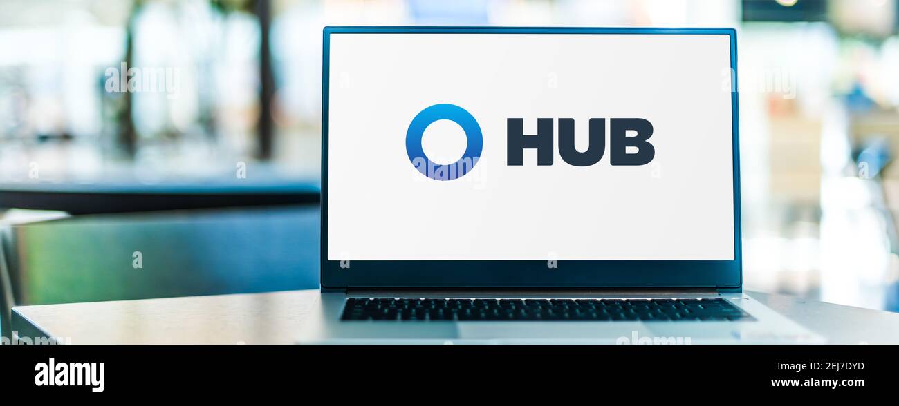 POSEN, POL - SEP 23, 2020: Laptop-Computer mit Logo von HUB International, einem Versicherungsmakler Stockfoto