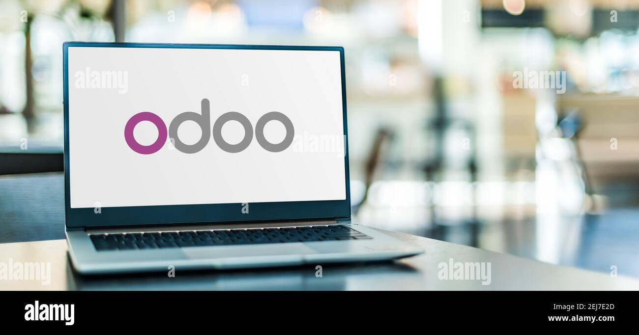 POZNAN, POL - SEP 23, 2020: Laptop-Computer mit Logo von Odoo, einer Suite von Business-Management-Software-Tools Stockfoto