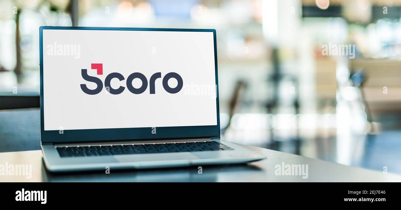POZNAN, POL - SEP 23, 2020: Laptop-Computer mit Logo von Scoro, einer Software-as-a-Service-Lösung für professionelle und kreative Dienstleistungen Stockfoto