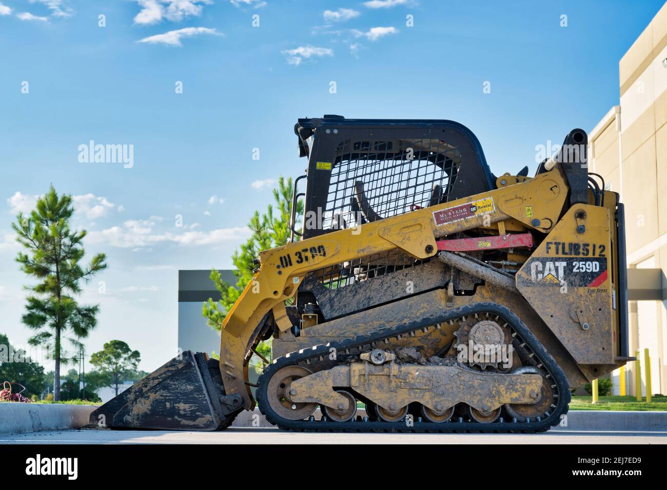 Houston, Texas USA 06-14-2020: Caterpillar 259D Kompaktlader unbemannt abgestellt, Seitenansicht. Stockfoto