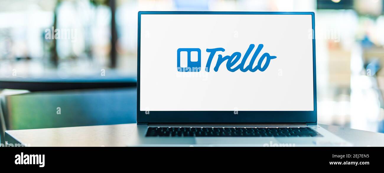 POZNAN, POL - SEP 23, 2020: Laptop-Computer mit Logo von Trello, einer webbasierten Kanban-Stil-Liste-Making-Anwendung, die eine Tochtergesellschaft von Atlas ist Stockfoto