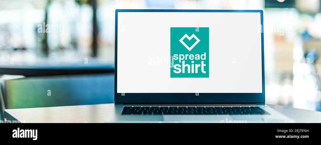 POZNAN, POL - SEP 23, 2020: Laptop-Computer mit Logo von Spreadshirt, einem deutschen E-Commerce-Print-on-Demand-Unternehmen für Bekleidung und Accessoires Stockfoto