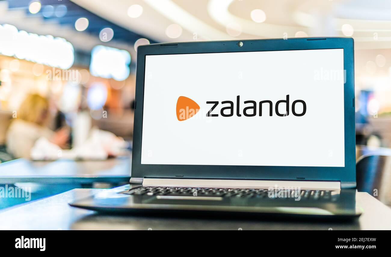 POZNAN, POL - SEP 23, 2020: Laptop-Computer mit Logo von Zalando, einem europäischen E-Commerce-Unternehmen mit Sitz in Berlin, Deutschland Stockfoto