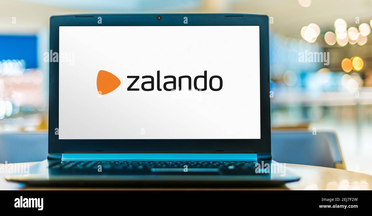 POZNAN, POL - SEP 23, 2020: Laptop-Computer mit Logo von Zalando, einem europäischen E-Commerce-Unternehmen mit Sitz in Berlin, Deutschland Stockfoto