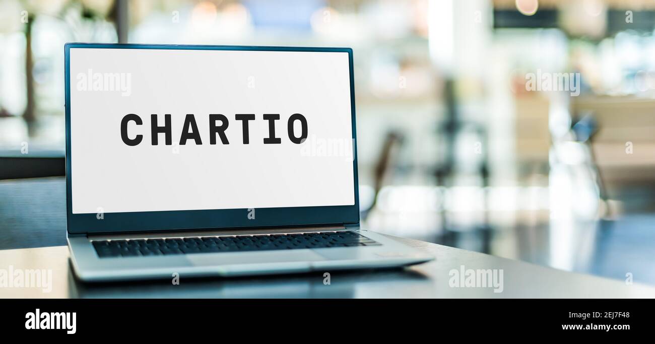 POZNAN, POL - NOV 12, 2020: Laptop-Computer mit Logo der Chartio-Software; es ermöglicht Unternehmen, Datenquellen aus mehreren Systemen zu kombinieren Stockfoto